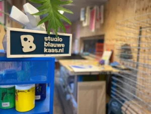 3D geprint reclame bord voor Studio Blauwe Kaas