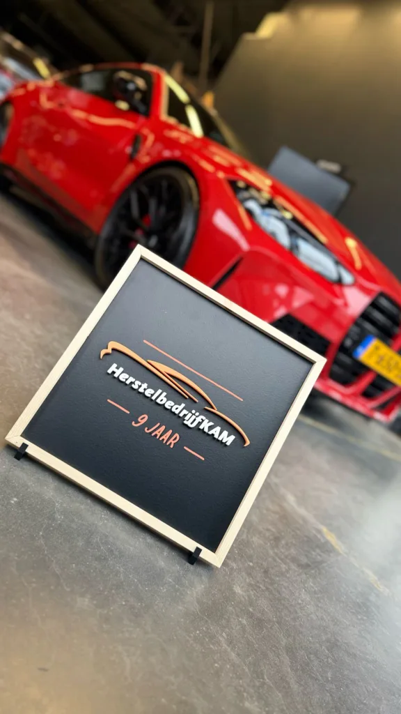 3D geprint reclame bord voor HerstelbedrijfKAM