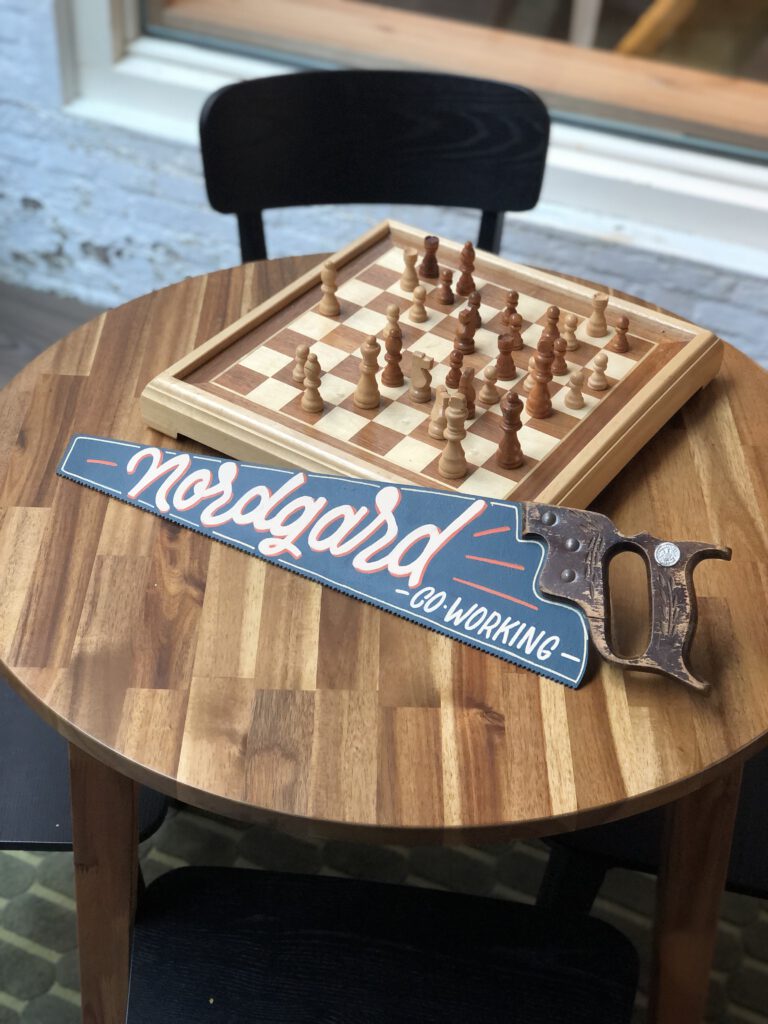 Handgeschilderde vintage zaag voor Nordgard