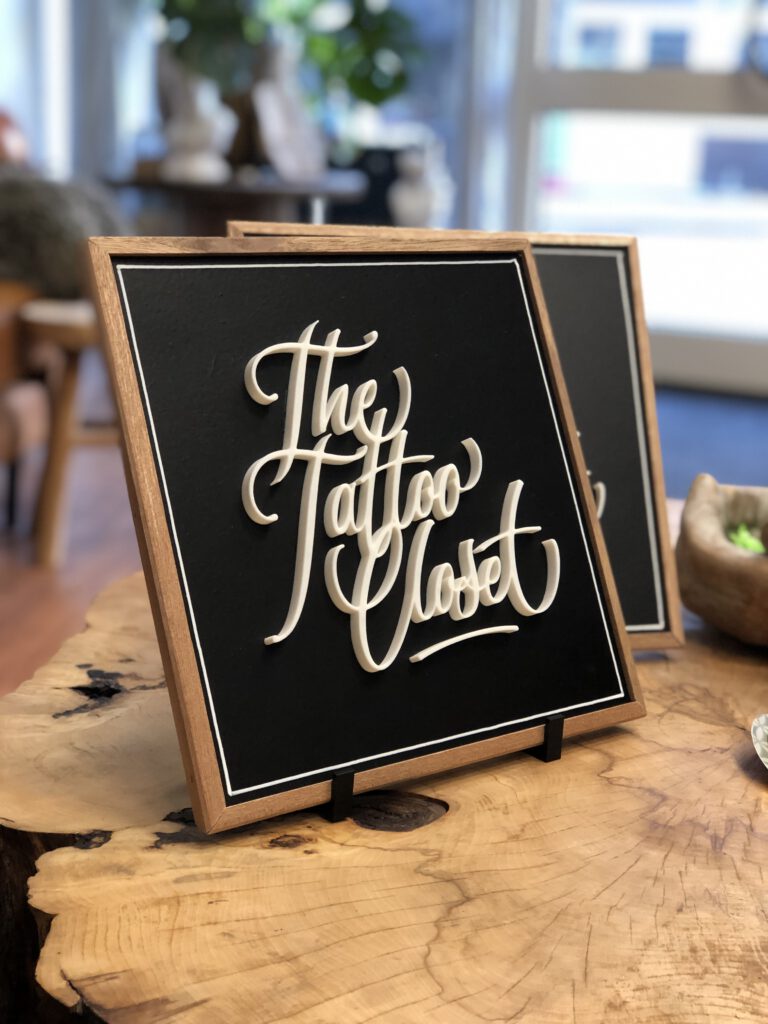 3D geprint logo op houten bord voor tattoo shop
