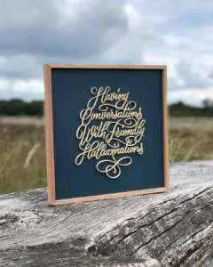 3D-geprinte kalligrafie van de Mac Miller-quote “Having Conversations With Friendly Hallucinations” op handgemaakt houten bord