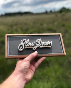 3D-geprinte kalligrafie met de tekst “Slow Down” in een vloeiend, ambachtelijk letterontwerp