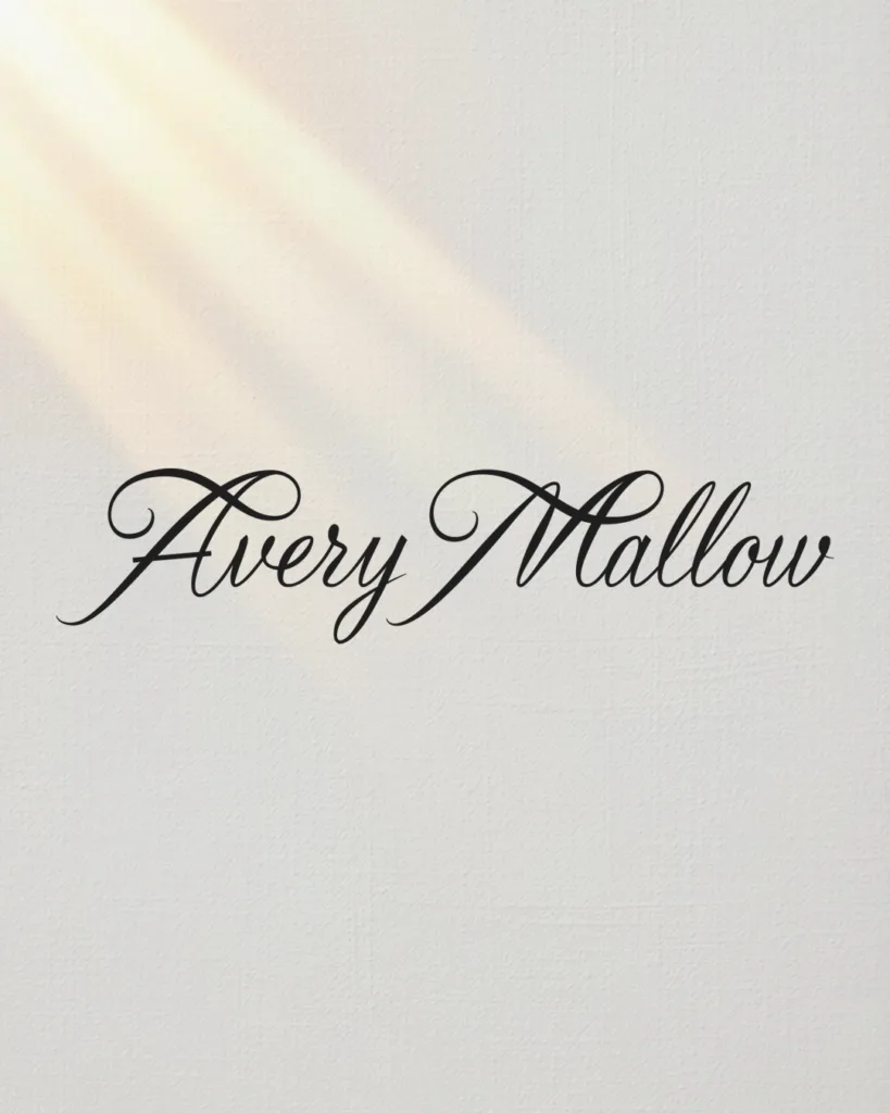 Handgetekend Spencerian script logotype voor Avery Mallow, een technologie- en AI-consultancy gericht op het oplossen van complexe zakelijke vraagstukken.
