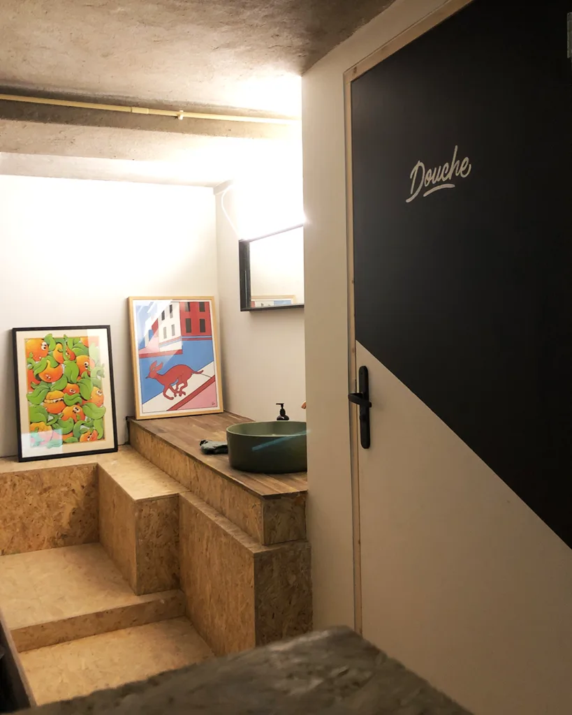 Handgeschilderde deurbelettering voor coworking space Nordgard in Groningen, uitgevoerd met monoline script letters en contrasterende zwart-witte vlakken.