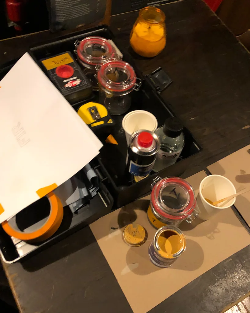 Handgeschilderde gouden scriptbelettering op donkergroene deuren in O' Malley's Irish Pub, uitgevoerd met enamel verf in traditionele signpainting-stijl.