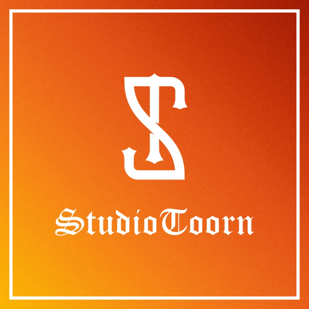Logo voor Studio Toorn bestaande uit een monogram van de letters S en T, gecombineerd met een Old English woordmerk en een doorontwikkeld grafisch patroon.